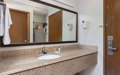 Days Inn & Suites by Wyndham Kansas City South