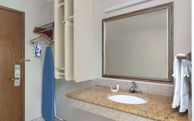 Days Inn & Suites by Wyndham Kansas City South
