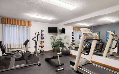 Days Inn & Suites by Wyndham Kansas City South