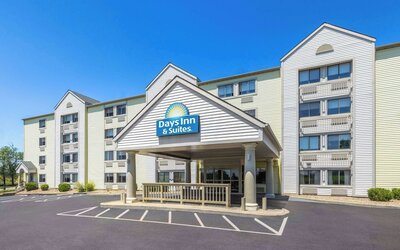 Days Inn & Suites by Wyndham Kansas City South