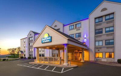 Days Inn & Suites by Wyndham Kansas City South