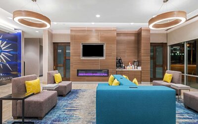 La Quinta Inn & Suites by Wyndham Kansas City Beacon Hill