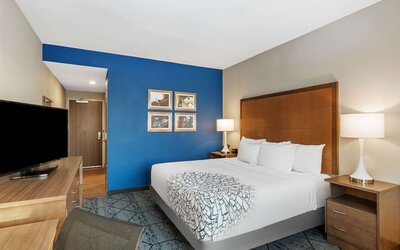 La Quinta Inn & Suites by Wyndham Kansas City Beacon Hill