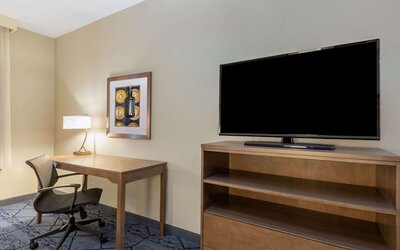 La Quinta Inn & Suites by Wyndham Kansas City Beacon Hill