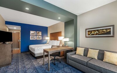 La Quinta Inn & Suites by Wyndham Kansas City Beacon Hill