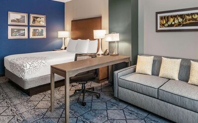 La Quinta Inn & Suites by Wyndham Kansas City Beacon Hill