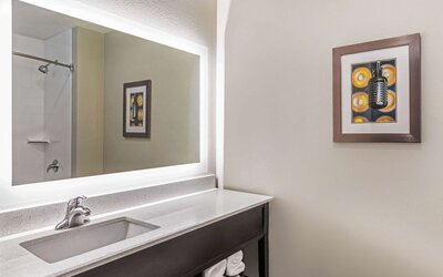 La Quinta Inn & Suites by Wyndham Kansas City Beacon Hill