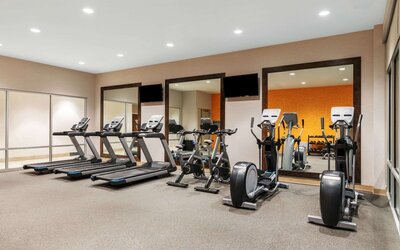 La Quinta Inn & Suites by Wyndham Kansas City Beacon Hill