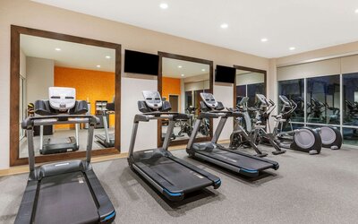 La Quinta Inn & Suites by Wyndham Kansas City Beacon Hill