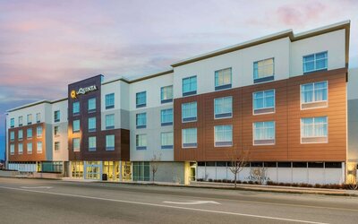 La Quinta Inn & Suites by Wyndham Kansas City Beacon Hill