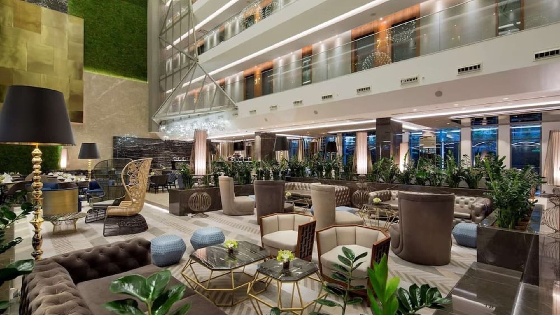 Lobby and coworking space at DoubleTree By Hilton Istanbul - Piyalepasa.