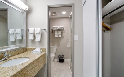 Orangewood Inn & Suites Kansas City Airport