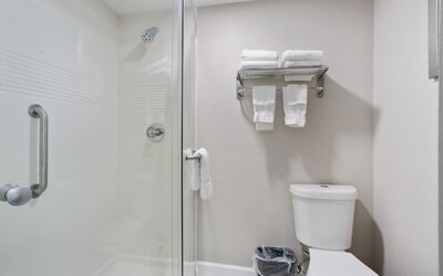 Orangewood Inn & Suites Kansas City Airport