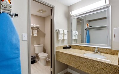Orangewood Inn & Suites Kansas City Airport