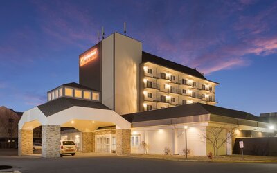 Orangewood Inn & Suites Kansas City Airport