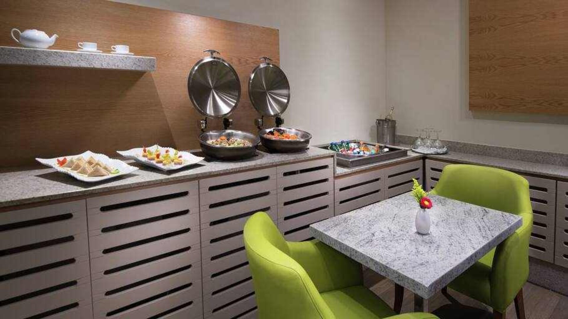 Dining room at Hilton Garden Inn Monterrey Aeropuerto.