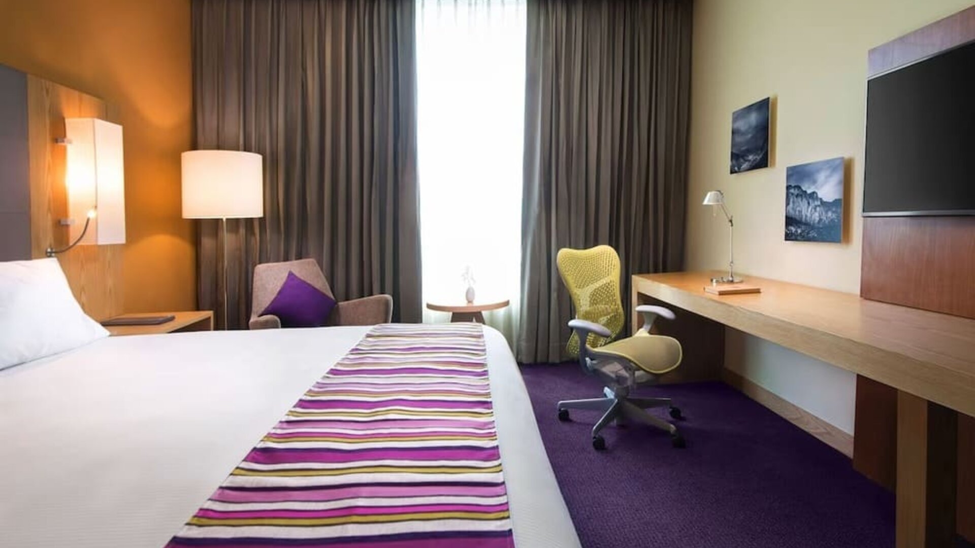 King room with TV at Hilton Garden Inn Monterrey Aeropuerto.