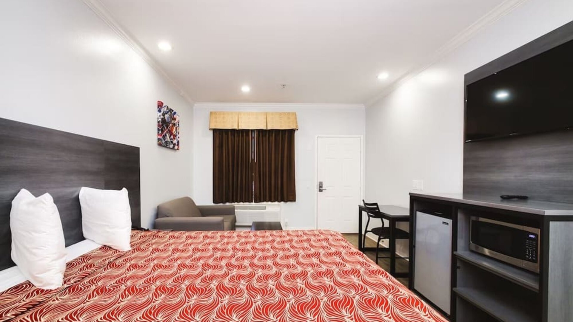 King room with TV at Palace Inn 290 & Fairbanks.