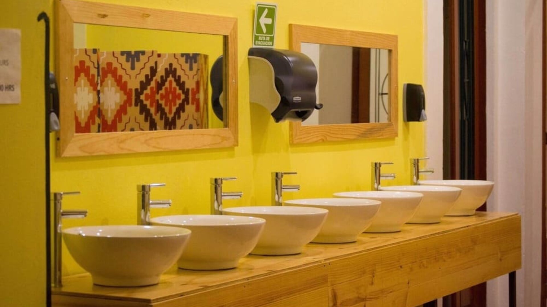 Shared bathroom at Casa María Hostal.