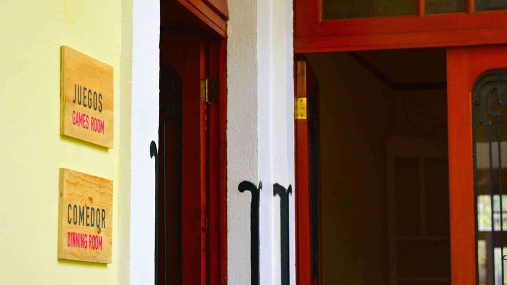 Dining and coworking space at Casa María Hostal.