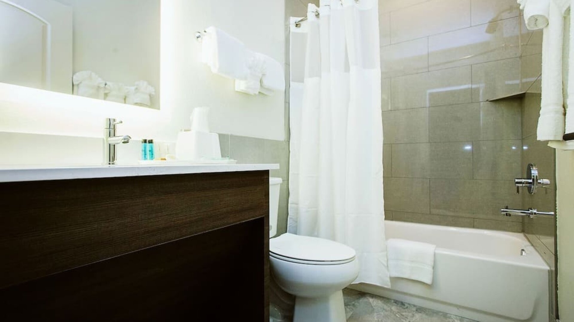 Guest bathroom at Palace Inn Westpark Blue.