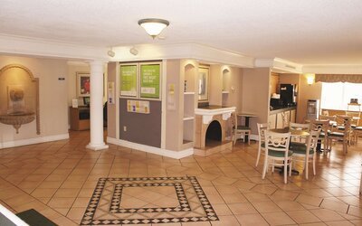 La Quinta Inn by Wyndham Kansas City Lenexa