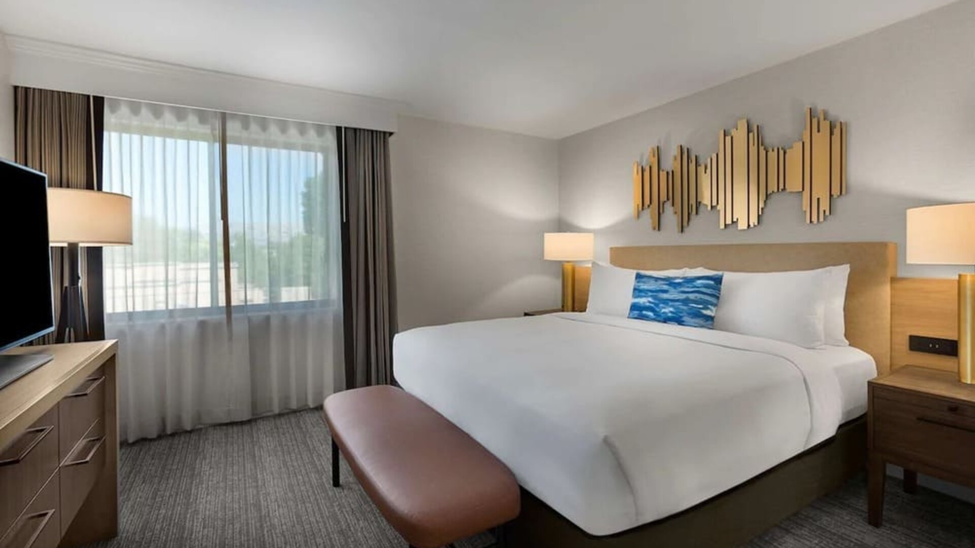 Day use room with natural light at Sonesta Silicon Valley.