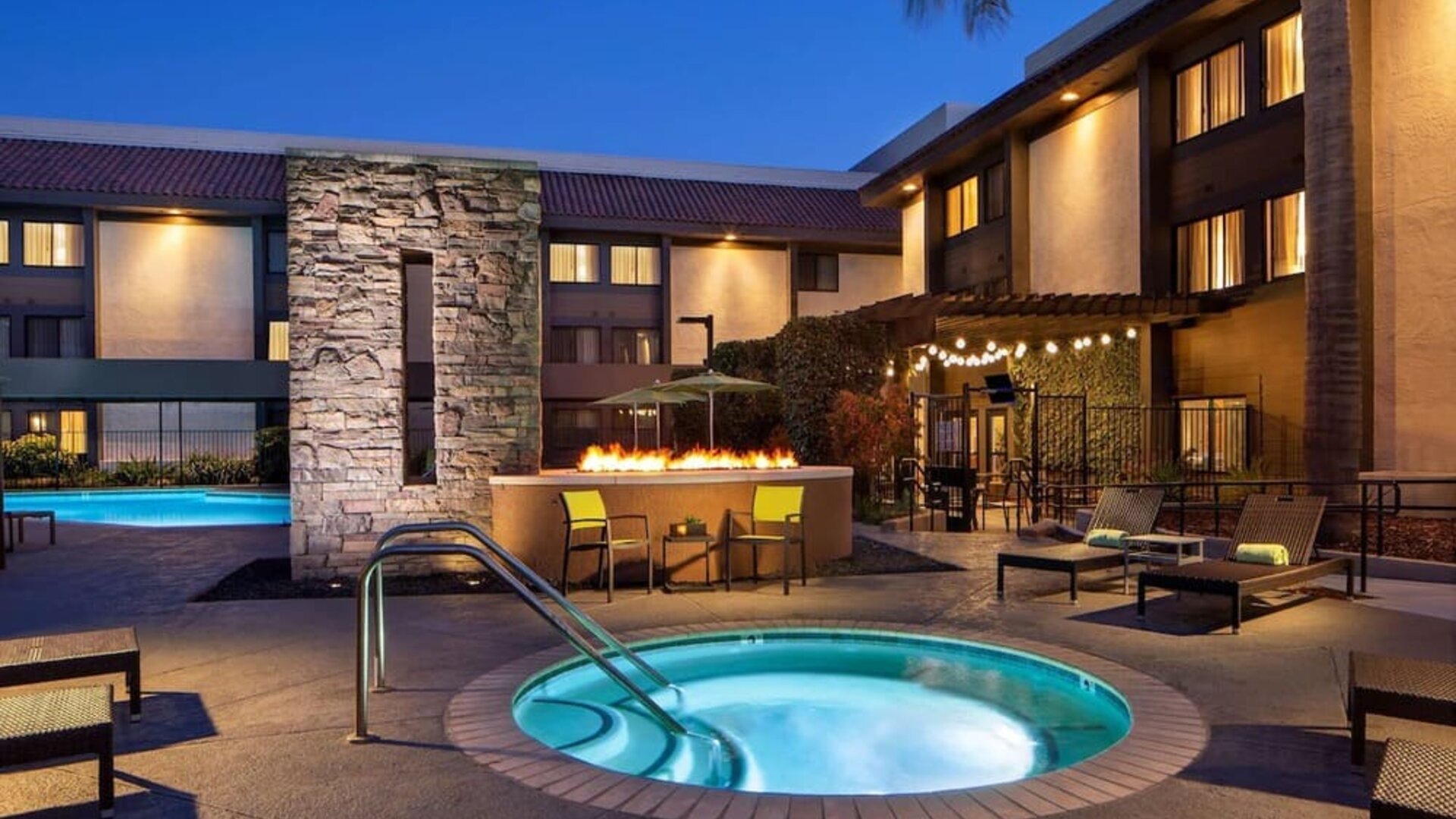 Outdoor pool and hot tub at Sonesta Silicon Valley.
