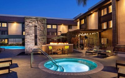 Outdoor pool and hot tub at Sonesta Silicon Valley.