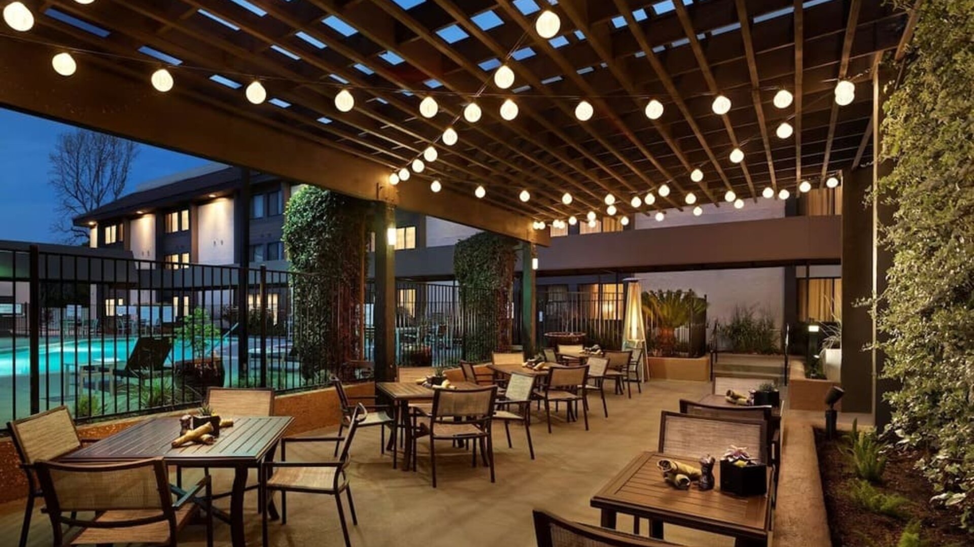 Restaurant area at Sonesta Silicon Valley.