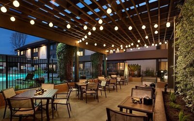 Restaurant area at Sonesta Silicon Valley.