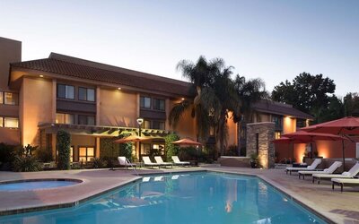 Outdoor pool at Sonesta Silicon Valley.