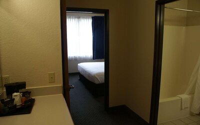 Country Inn & Suites by Radisson, Lansing, MI