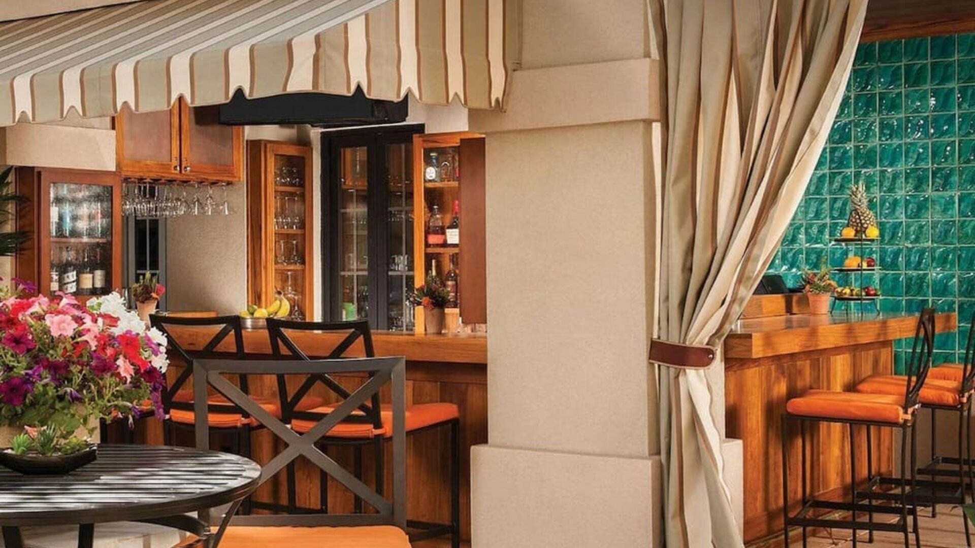 Cozy bar at Sonesta Suites Scottsdale Gainey Ranch.