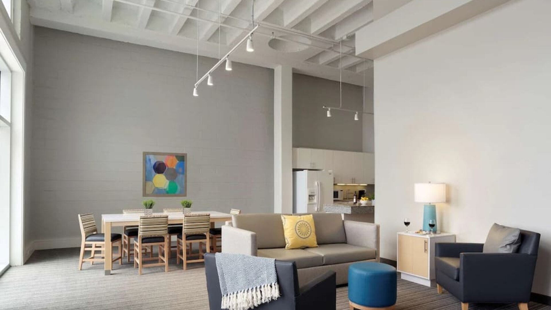 Lobby and lounge at Sonesta ES Suites New Orleans.