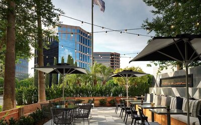 Outdoor seating area at Sonesta Irvine.