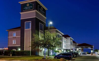 La Quinta Inn & Suites by Wyndham Laredo Airport