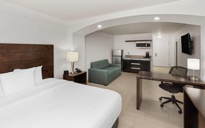 La Quinta Inn & Suites by Wyndham Laredo Airport