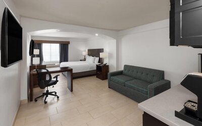 La Quinta Inn & Suites by Wyndham Laredo Airport