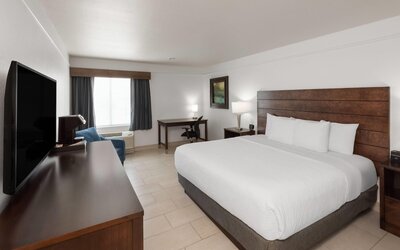 La Quinta Inn & Suites by Wyndham Laredo Airport