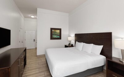 La Quinta Inn & Suites by Wyndham Laredo Airport