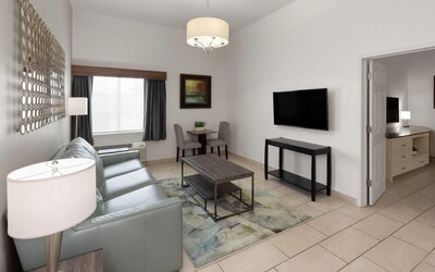 La Quinta Inn & Suites by Wyndham Laredo Airport
