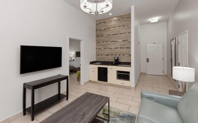 La Quinta Inn & Suites by Wyndham Laredo Airport