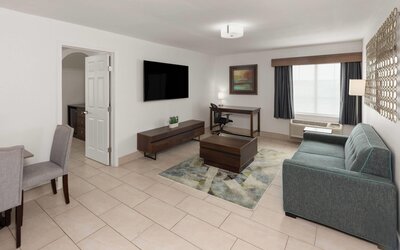 La Quinta Inn & Suites by Wyndham Laredo Airport