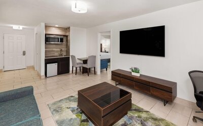 La Quinta Inn & Suites by Wyndham Laredo Airport
