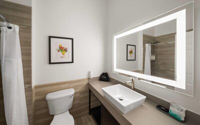 La Quinta Inn & Suites by Wyndham Laredo Airport