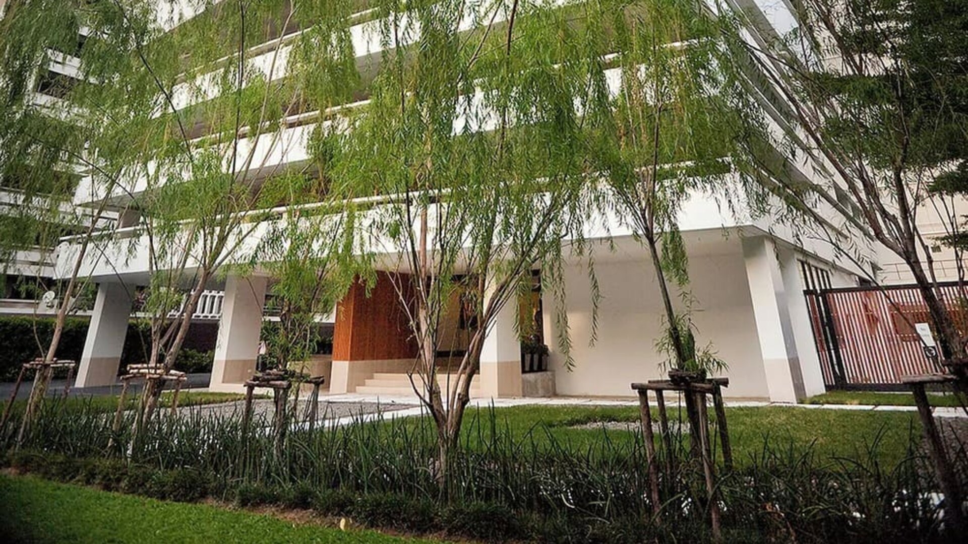 Hotel exterior with garden at Fraser Suites Sukhumvit, Bangkok.