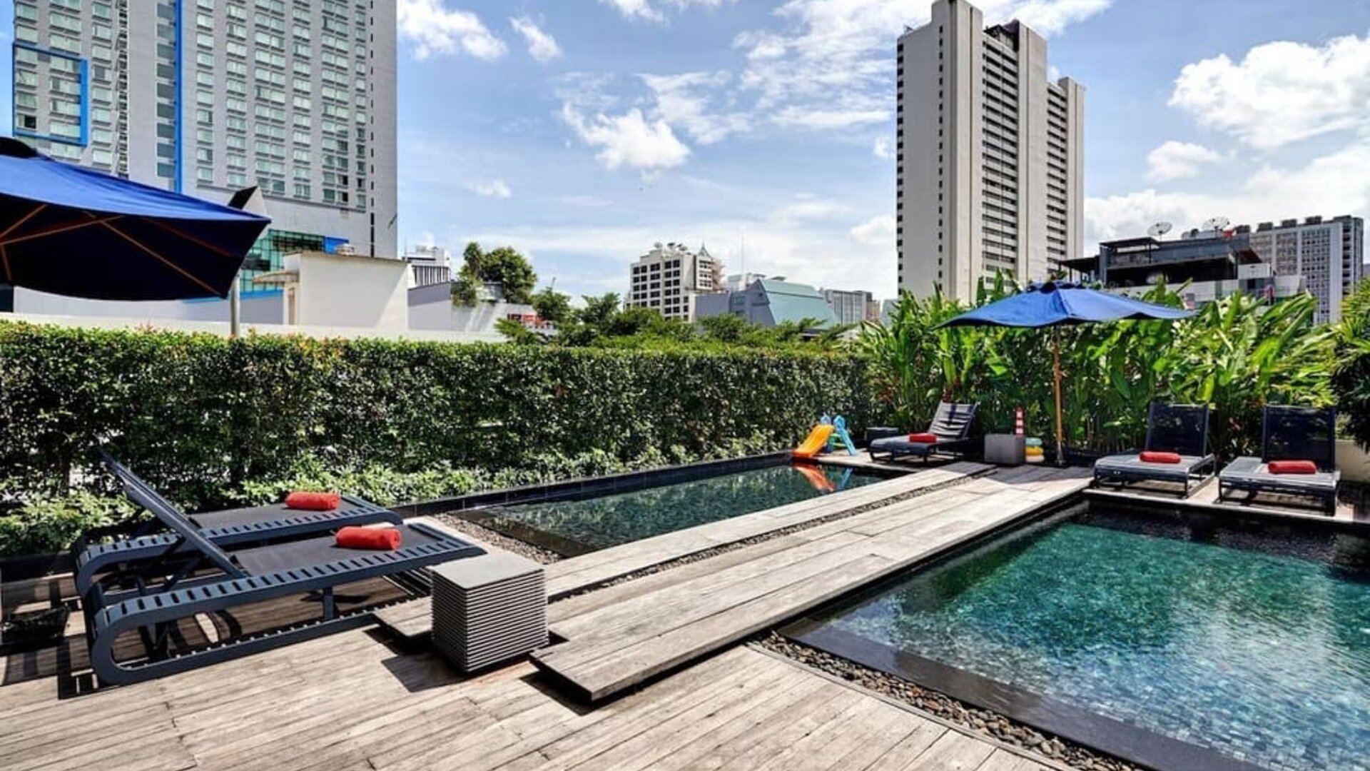Luxurious outdoor pool with city view at Fraser Suites Sukhumvit, Bangkok.