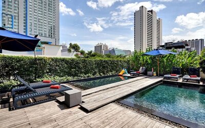 Luxurious outdoor pool with city view at Fraser Suites Sukhumvit, Bangkok.