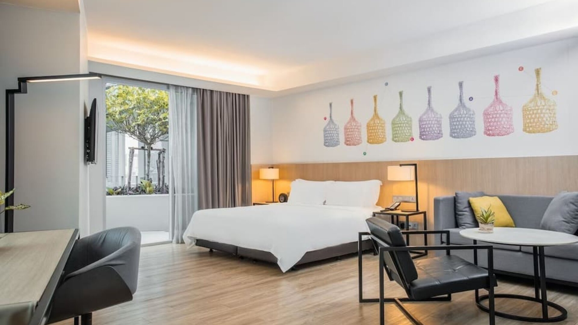 Spacious day room with work station at Modena By Fraser Bangkok.